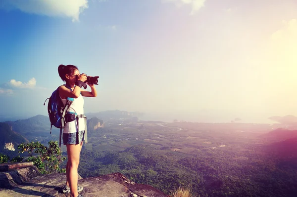 Woman hiker taking picture — Stock Photo, Image