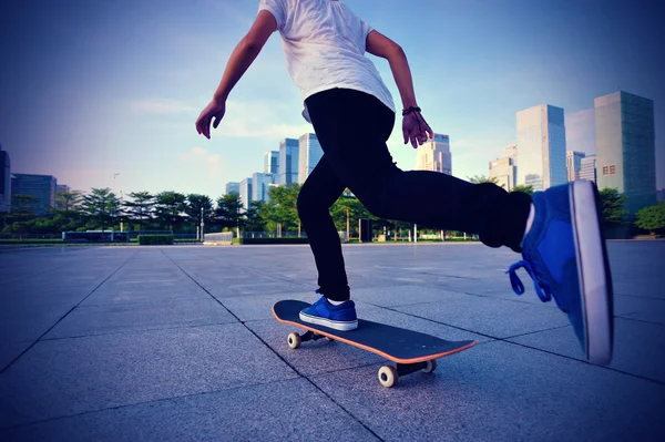 Skateboardista skateboardingu v parku — Stock fotografie