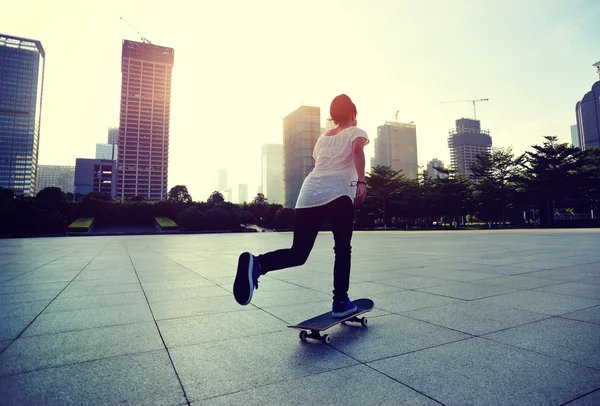 Skater skateboarding w parku — Zdjęcie stockowe