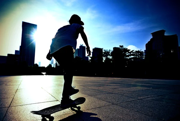 Skateboarder patinaje en el parque — Foto de Stock