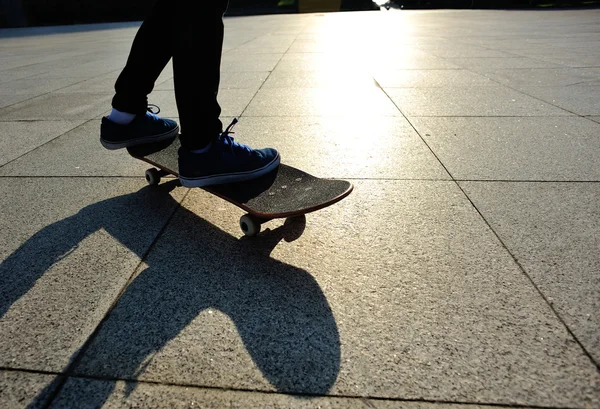 Skateboarder skate no parque — Fotografia de Stock