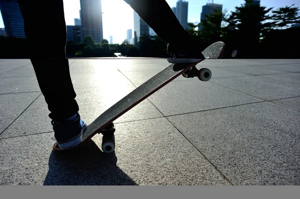 Skateboardista skateboardingu v parku — Stock fotografie