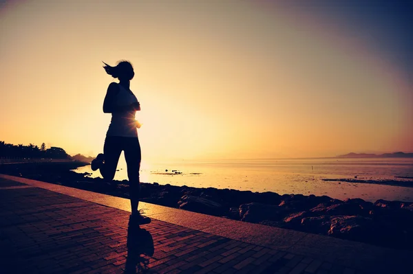 Atleta feminina correndo à beira-mar — Fotografia de Stock