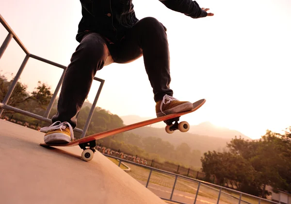 Скейтбординг в парке — стоковое фото