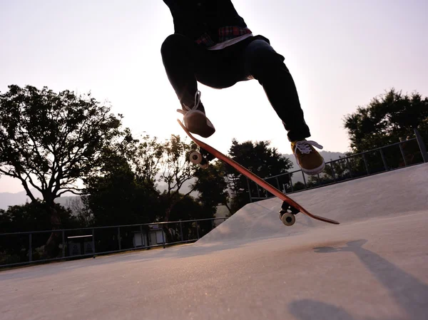 Skateboardista skateboardingu v parku — Stock fotografie