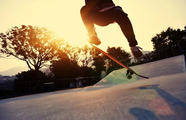 Skateboarder skateboarden in park — Stockfoto