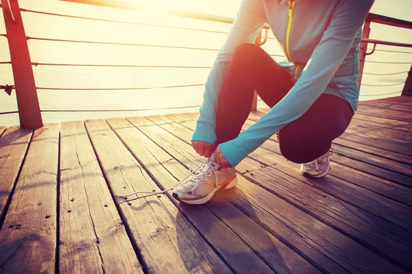 Kadın atlet bağlama ayakkabı bağı