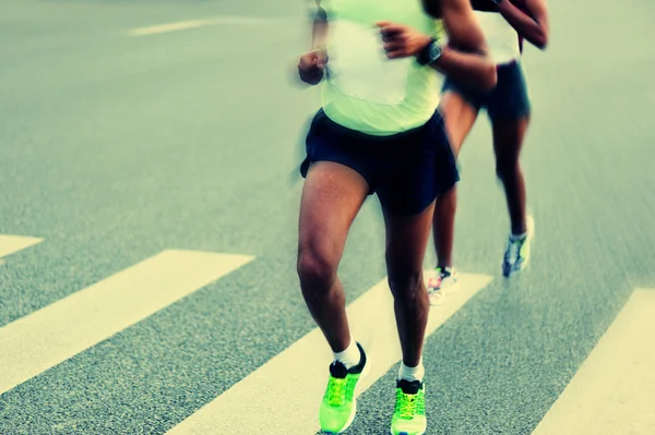 Marathon idrottare körs på väg — Stockfoto