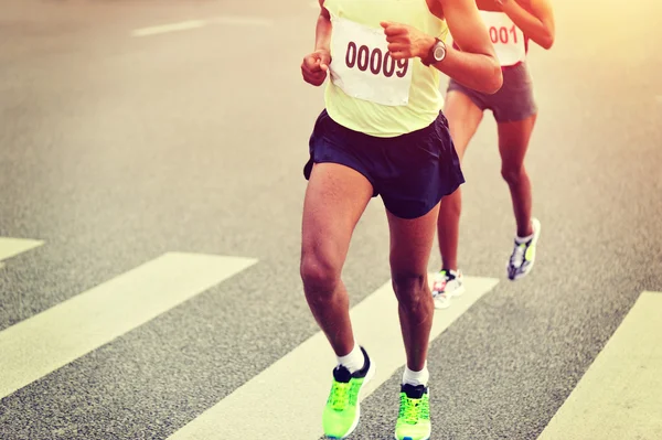도 실행 되는 마라톤 선수 — 스톡 사진