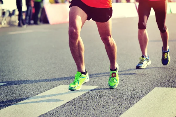 Atletas de maratona correndo na estrada — Fotografia de Stock