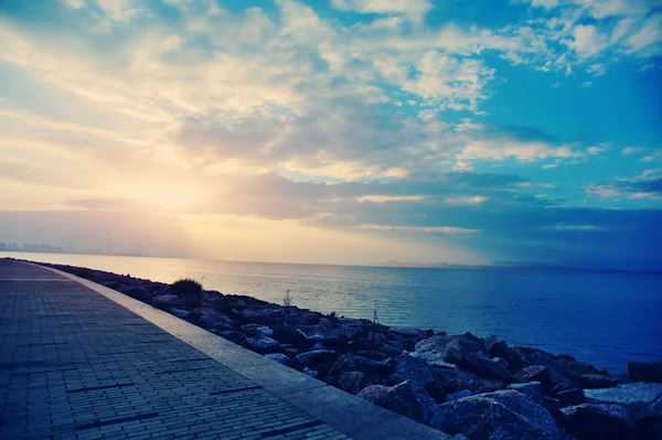 Terraplén vacío junto al mar — Foto de Stock