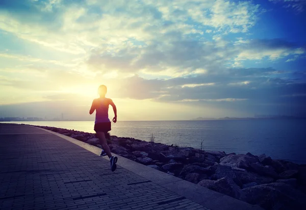 Sportlerin läuft am Meer — Stockfoto