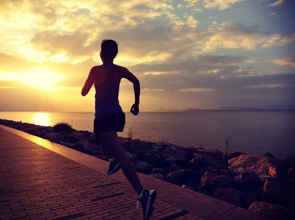 Sportlerin läuft am Meer — Stockfoto