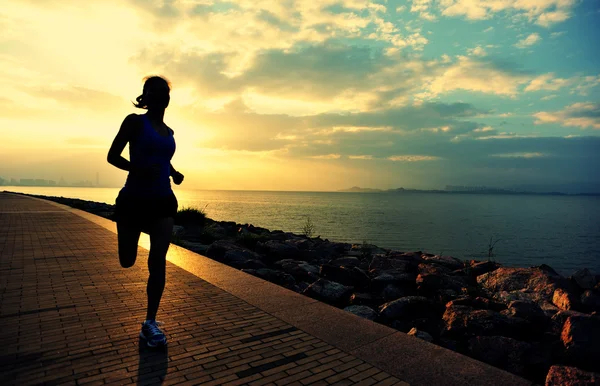 Atleta feminina correndo à beira-mar — Fotografia de Stock