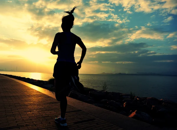 Female athlete running at seaside — Stock Photo, Image