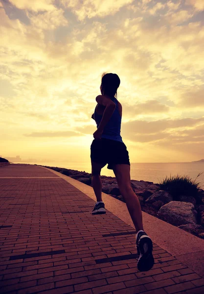 Atleta donna che corre al mare — Foto Stock