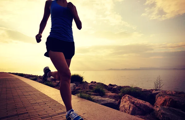 Atleta donna che corre al mare — Foto Stock