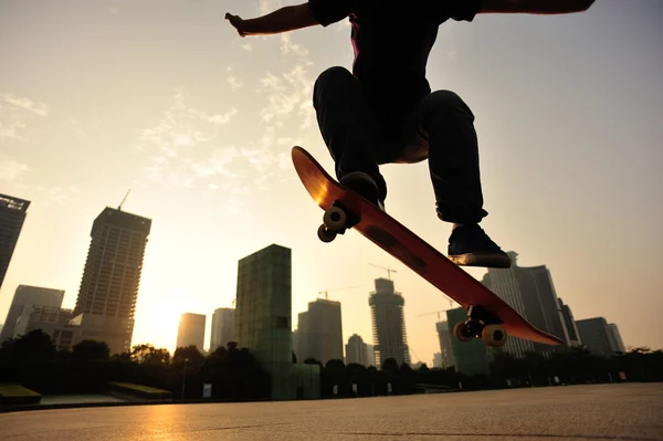 Skateboarder over sunrise city — Stock Photo, Image