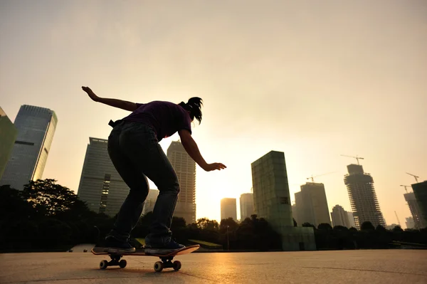 Skateboardista sunrise město — Stock fotografie