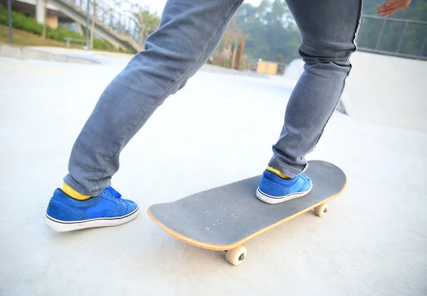 Skateboarder patinaje en el parque — Foto de Stock