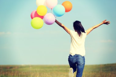 Asyalı kadın balon ile çalışan