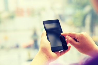 akıllı telefon kadının ellerini tutun