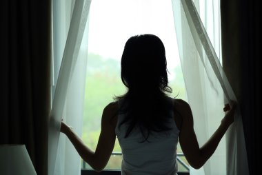 kadın açılış perdeler