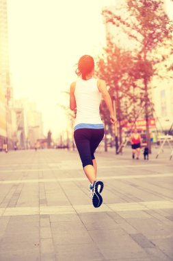 Şehir cadde üzerinde çalışan runner atlet