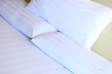 Yatak örtüsü ve yastıklar yatakta