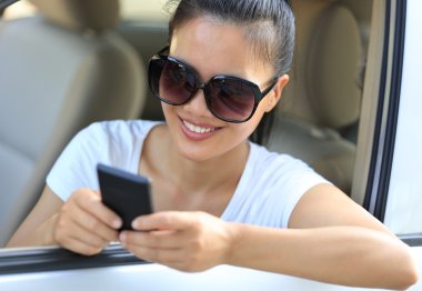 Genç kadın smartphone kullanarak