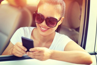 Genç kadın smartphone kullanarak