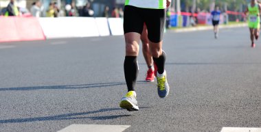 Yolda çalışan maraton sporcular