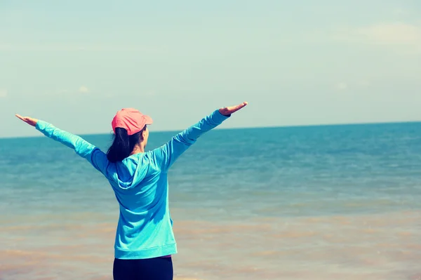 Cheering asian woman with open arms — Stock Photo, Image