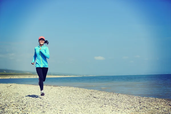Mujer asiática corriendo en la playa —  Fotos de Stock