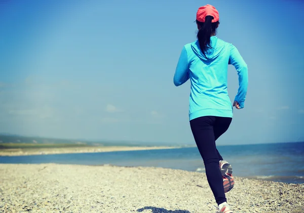 Mujer asiática corriendo en la playa —  Fotos de Stock