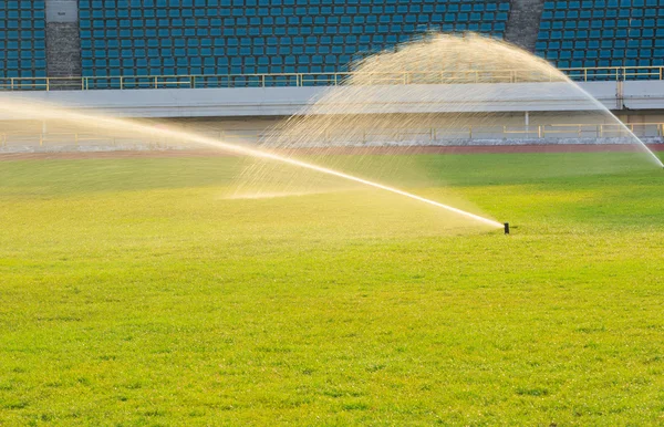 Estádio de relva de irrigação — Fotografia de Stock