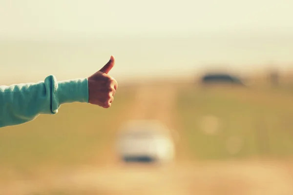 Female hitch hiking outdoor — Stock Photo, Image