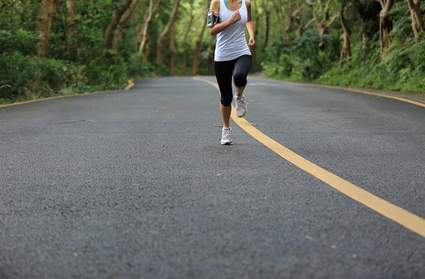 Joven Mujer Fitness Corriendo Sendero Forestal Día Verano — Foto de Stock