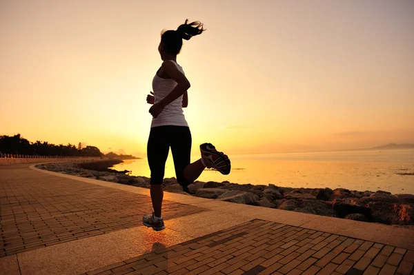 Atleta feminina correndo à beira-mar — Fotografia de Stock