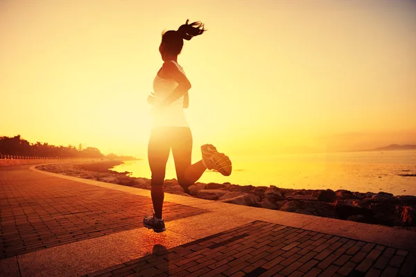 Sportlerin läuft am Meer — Stockfoto