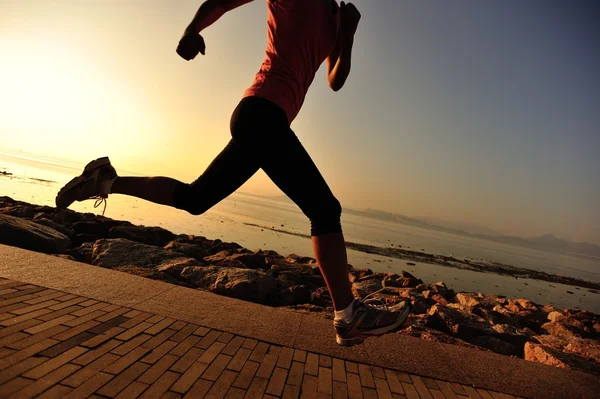 Sportlerin läuft am Meer — Stockfoto