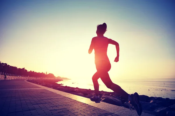 Žena sportovec běží na pobřeží — Stock fotografie