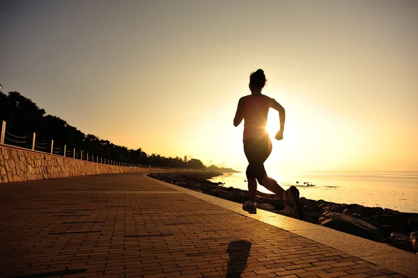 Vrouwelijke Atleet Draait Zee Vrouw Fitness Silhouet Zonsopgang Joggen Training — Stockfoto