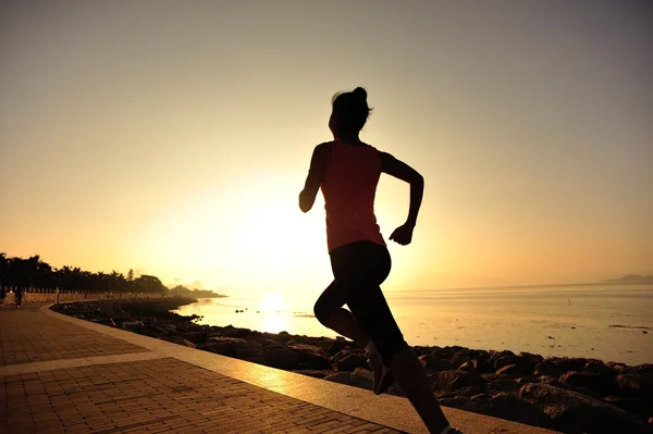 运行在海边的女运动员 女人健身剪影在日出慢跑 锻炼健康概念 — 图库照片