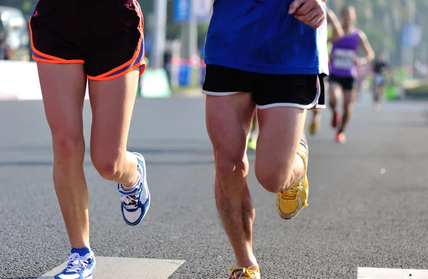 Athlètes marathoniens en course sur route — Photo