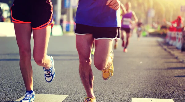 Atletas de maratona correndo na estrada — Fotografia de Stock