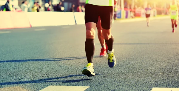 Atletas de maratón corriendo por carretera — Foto de Stock