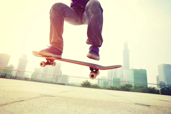 Skateboarder skate no parque — Fotografia de Stock