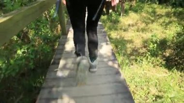 Erkek ormanda Hiking