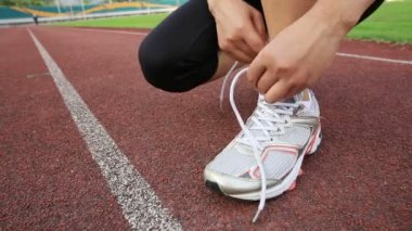 kadın atlet bağlama ayakkabı bağı
